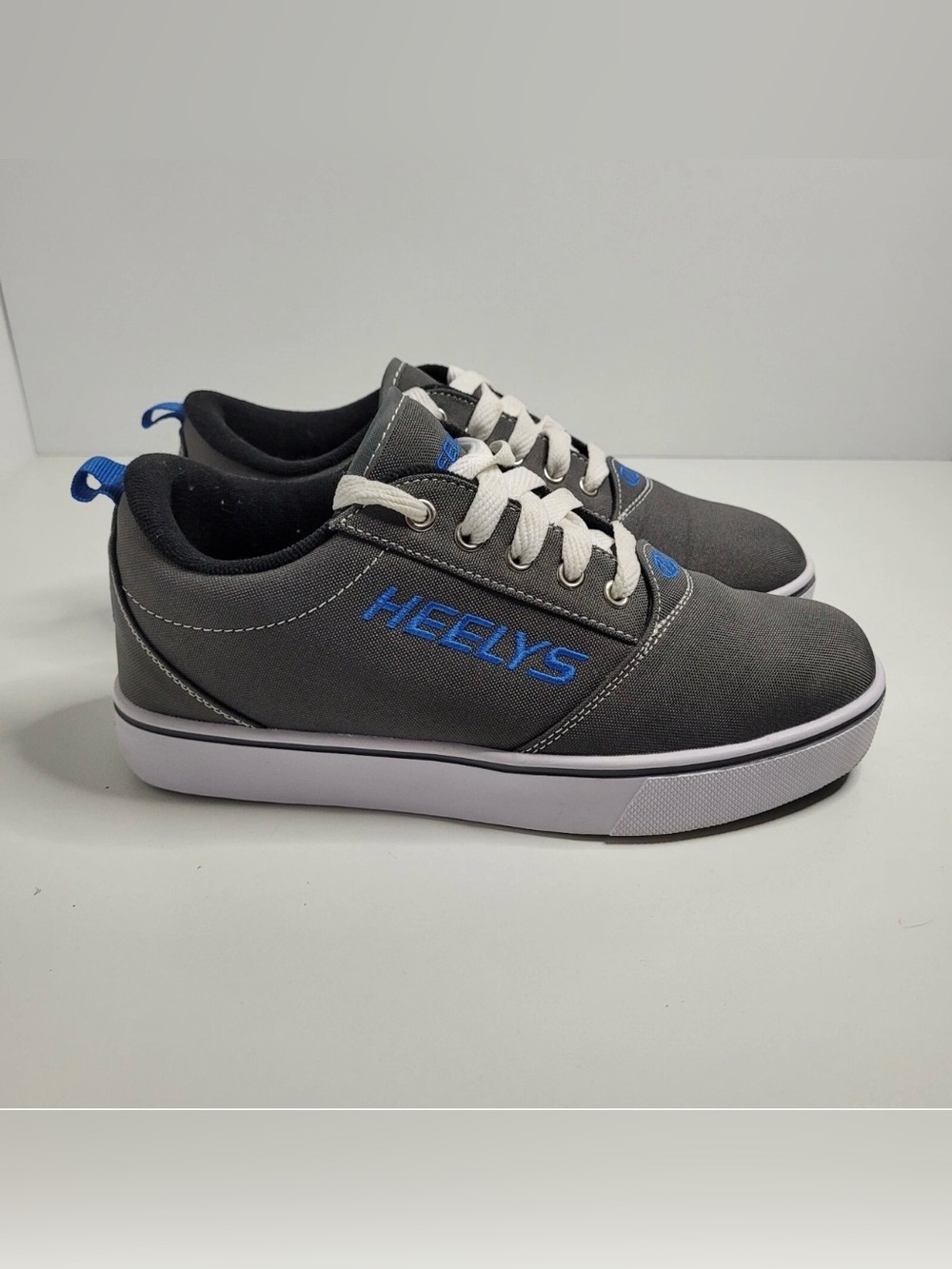 Heelys Kids Gray Sneakers with Blue Logo and White Laces size youth 3